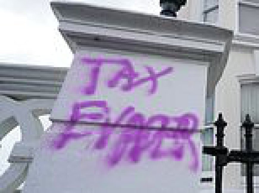 Keir Starmer hits out at 'appalling' vandalism at Angela Rayner's flat as Deputy PM's new seaside home is daubed with 'tax evader' graffiti amid stamp duty row