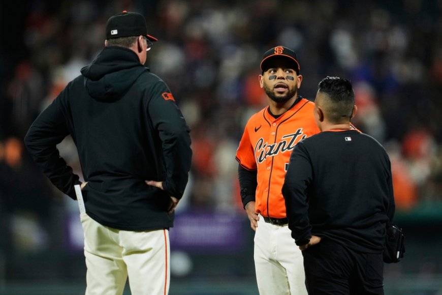 SF Giants place Dominic Smith on injured list with hamstring strain; Encarnacion reinstated