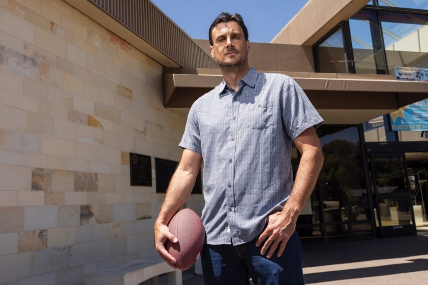 The Former NFL Player Who Embodies the Rage of the Trump Resistance