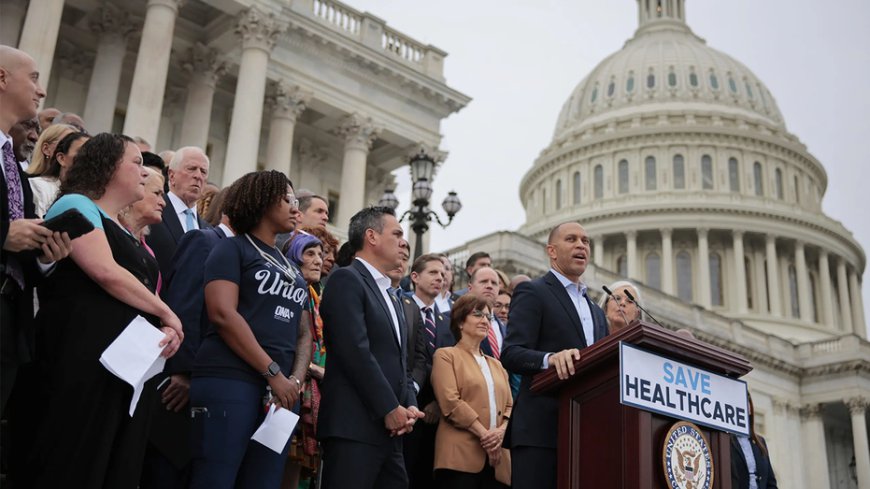 Dems fundraise off government shutdown as Hakeem Jeffries urges supporters to ‘keep the faith’