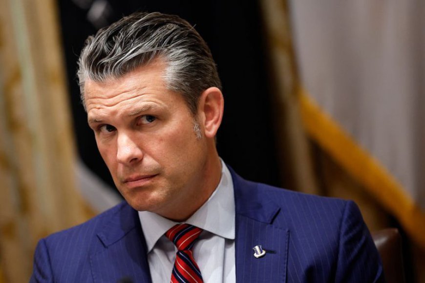 El avión de Hegseth realiza un aterrizaje no programado en el Reino Unido debido a un “parabrisas roto”, tras la reunión de ministros de Defensa de la OTAN