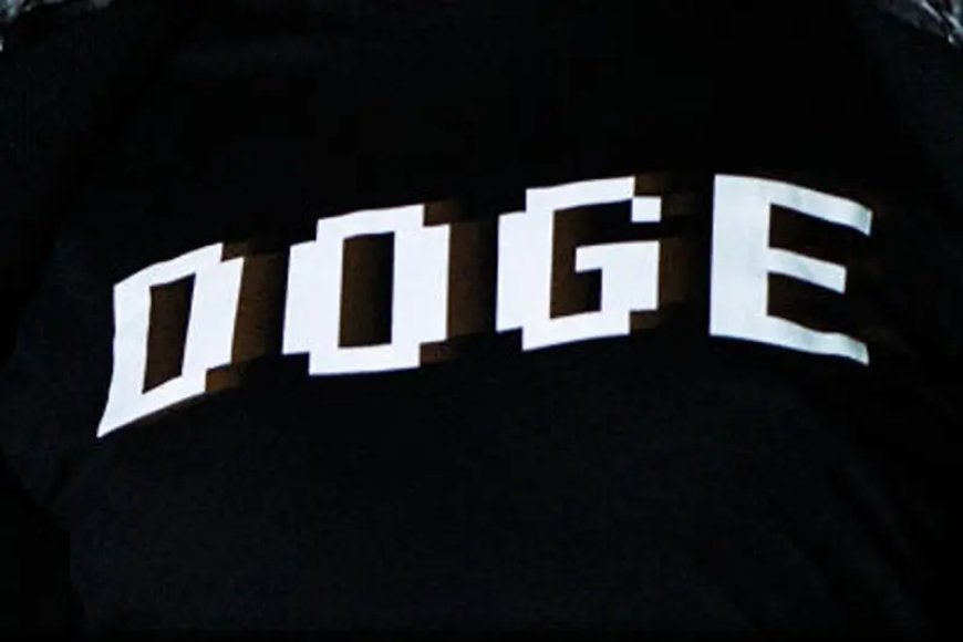 Se concede libertad condicional a los adolescentes que golpearon a ex empleado de DOGE
