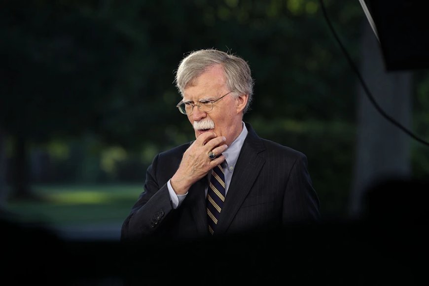 El ex asesor de seguridad nacional Bolton enfrenta cargos tras ser acusado de mal manejo y compartir documentos clasificados