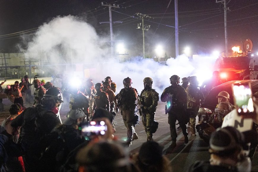 Juez ordena a agentes de ICE en Chicago usar cámaras corporales en medio de violentos disturbios contra ICE