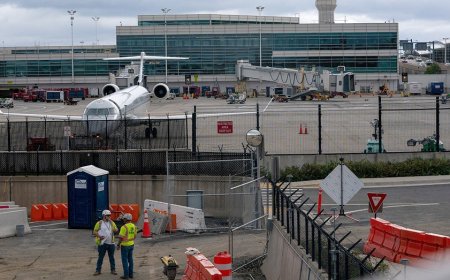 'All clear' at Reagan National Airport following unfounded bomb threat, Duffy says