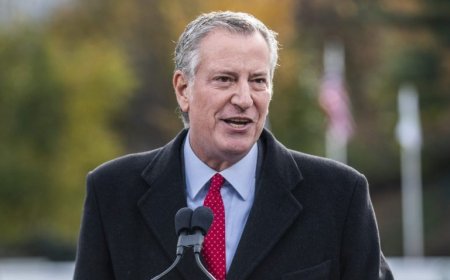 De Blasio touts vote for Mamdani in 'Hot Girls for Zohran' shirt
