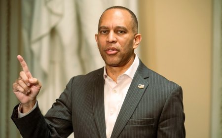 Watch live: Jeffries gives remarks on Day 37 of shutdown