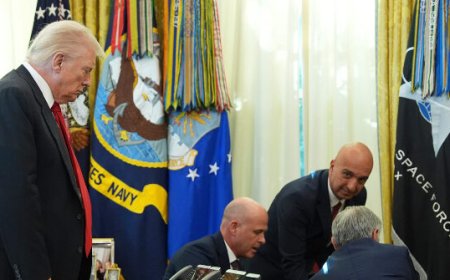 Dr. Oz Leaps into Action When Pharma Exec Faints in Oval Office