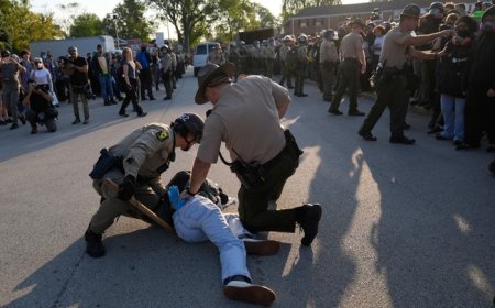 Oregon Lawmaker Tries to Disrupt ICE Arresting Cartel Members at 'Stash House' Near Elementary School
