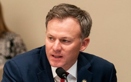 GOP rep does '6-7' gesture while presiding over House