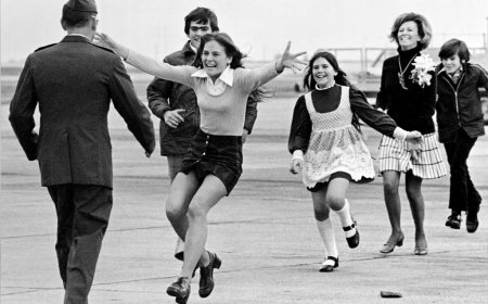 Vietnam POW seen reuniting with his family in joyous Pulitzer Prize-winning photo dead at 92