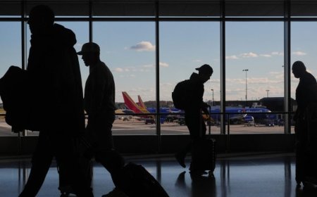 These are the most and least dependable airlines for holiday travel, analysis shows