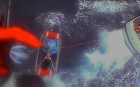 Video: Dad, 5-year-old clinging to boat rescued by Coast Guard along Oregon coast