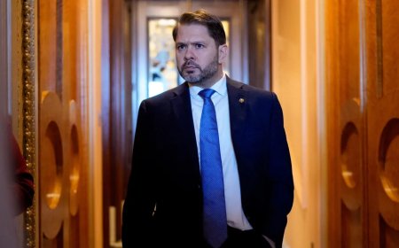 Democratic Senator’s Leaked Texts Actually Make Him Look Really Cool