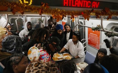 NYC subway riders treat strangers to bountiful Thanksgiving spread on L train