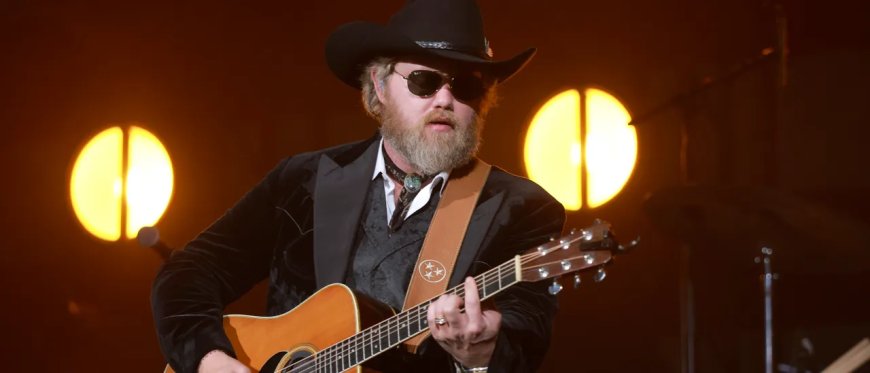 Country Singer Ernest Admits To Vaping Pen In The White House