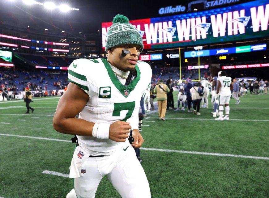 Justin Fields has ‘no reaction’ to Jets benching: ‘S–t happens’