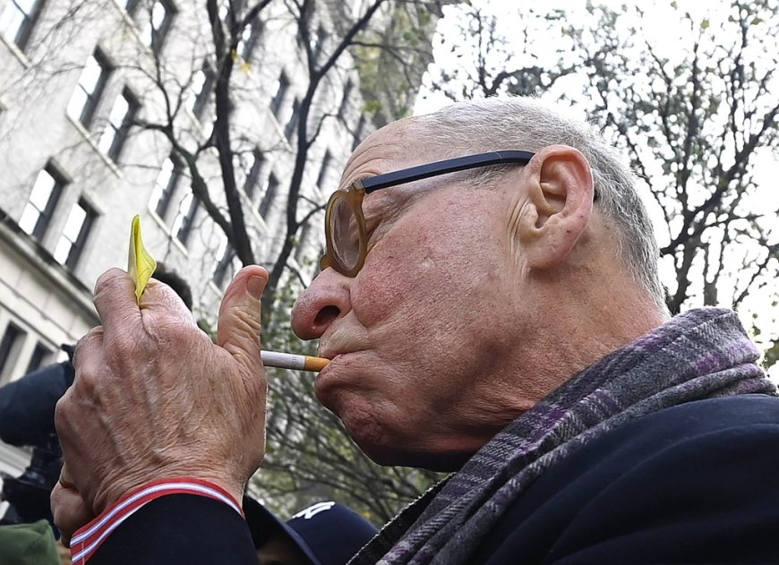 Huge crowd of more than 1,500 smokers gather in Washington Square Park for cigarette break
