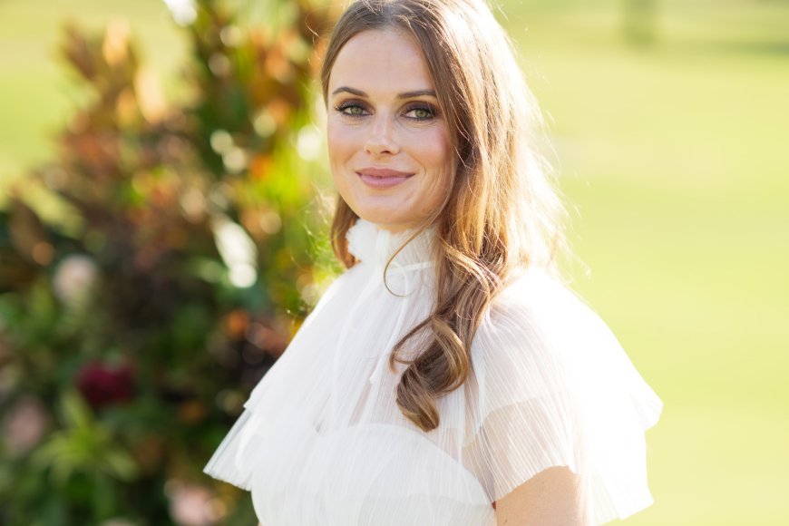 How To Stay Fashionably Warm for Your Winter Wedding