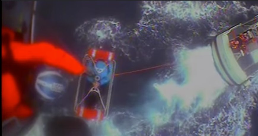 Video: Dad, 5-year-old clinging to boat rescued by Coast Guard along Oregon coast