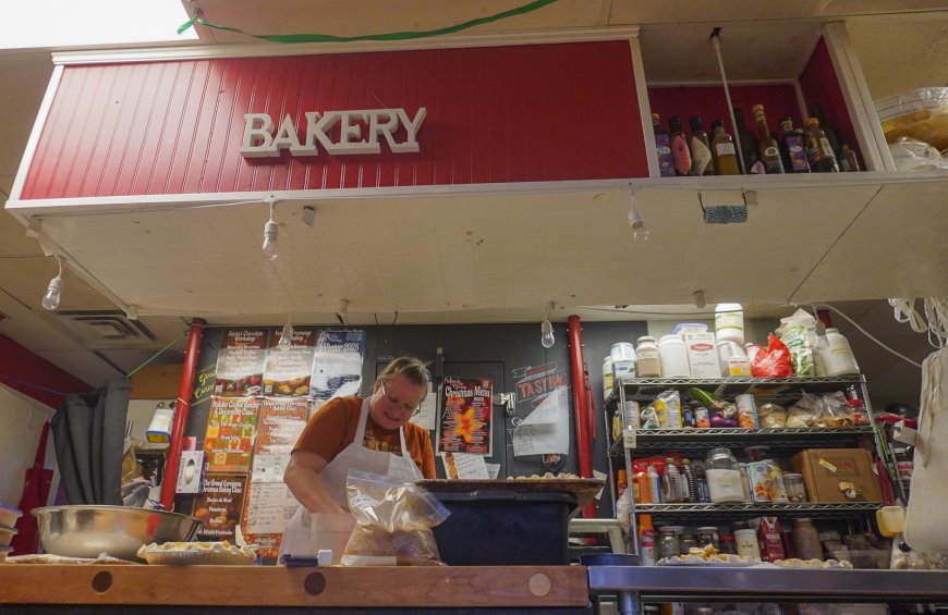 Pickwick and Cherry partners with customers to provide Thanksgiving pies for homeless dinners